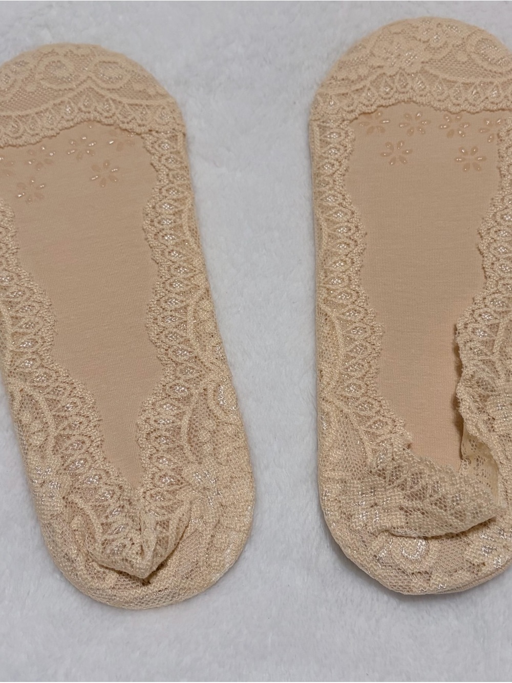 2 pairs of Lace No-Show Footies in Beige - Picture 3 of 4